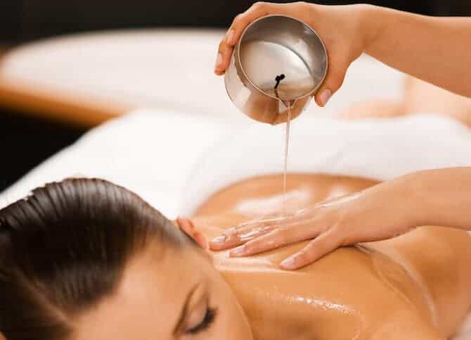 mulher-massagem-vela-hidratante