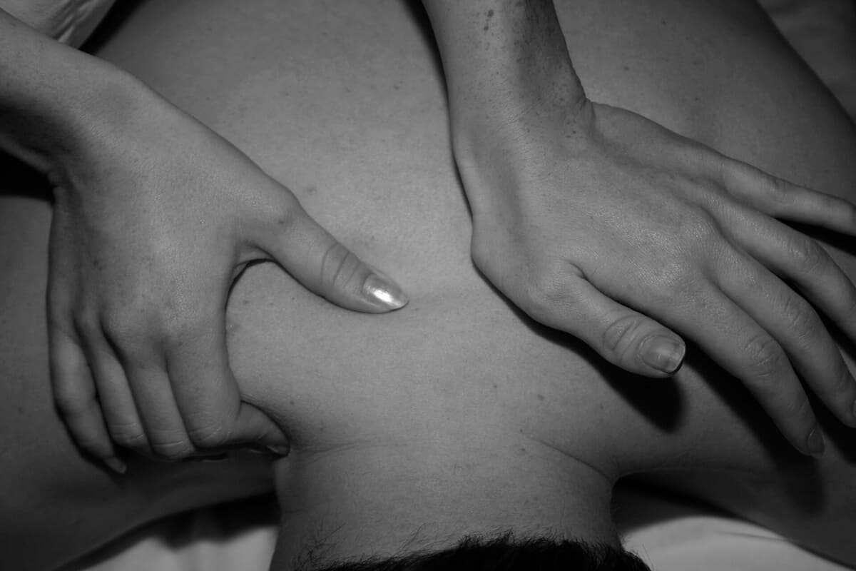 Guia para ter mais prazer com a massagem tântrica