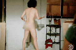 gif mulher nua virando o corpo com tarjas tapando a nudez