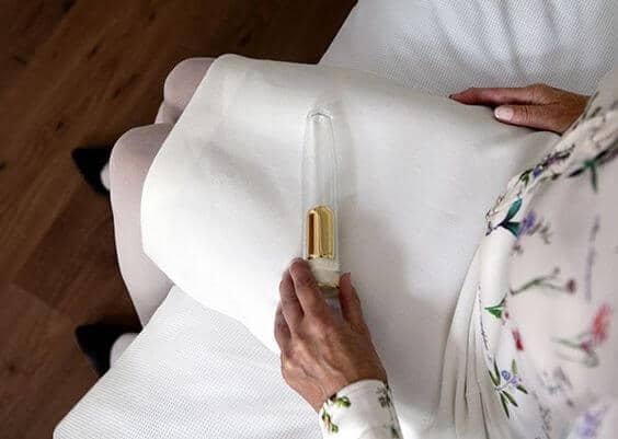 mulher de saia branca segurando vibrador