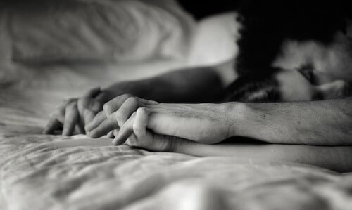 mãos dadas na cama
