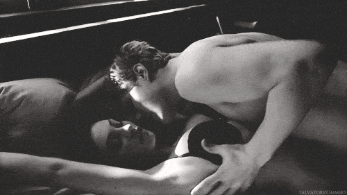 casal na cama momento erótico