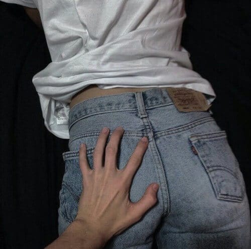 mão sobre bunda