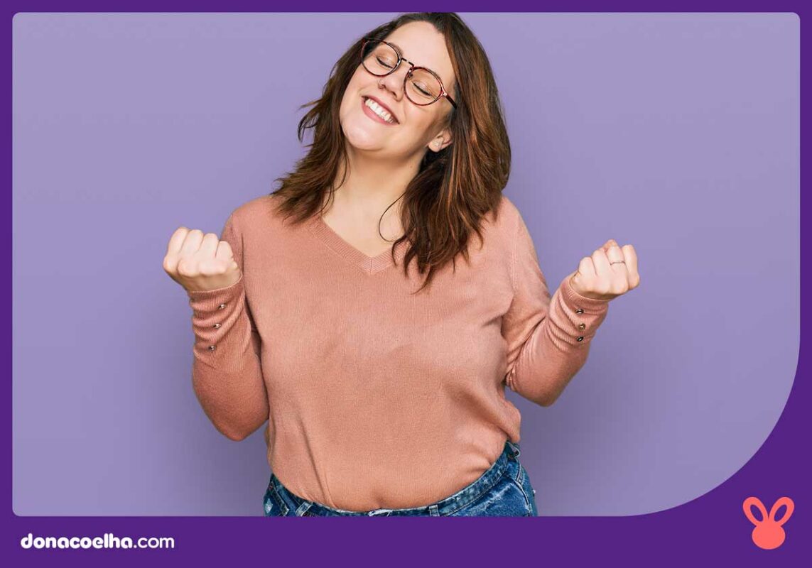 Mulher fazendo gestos de comemoração e felicidade