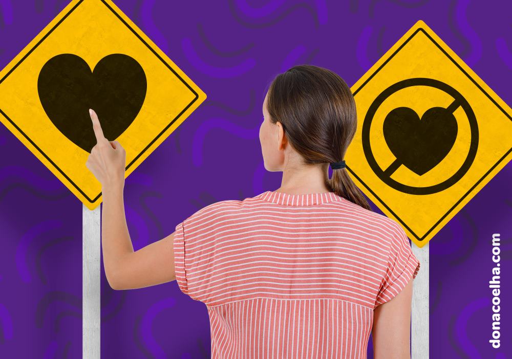Mulher escolhendo a placa de amor ao invés de proibido amor