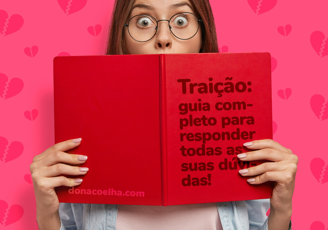 Pessoa lendo um guia de traição