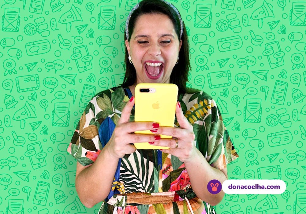 Nat da dona coelha rindo ao olhar o celular