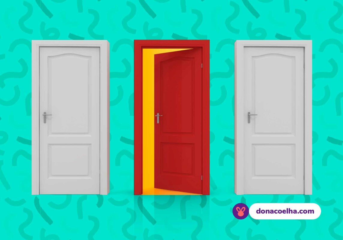 Três portas sendo uma de cor diferente e aberta