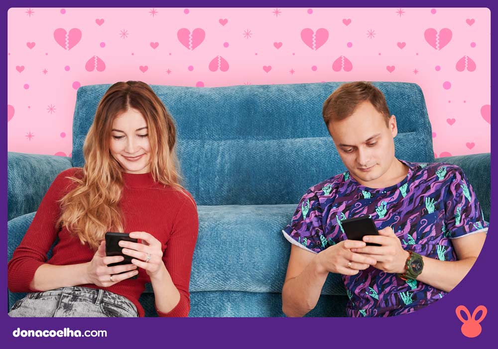 casal sentado na frente do sofá, distantes, cada um mexendo no celular e no fundo corações partidos