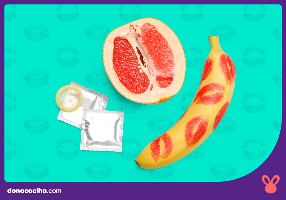 frutas e preservativos sobre fundo azul piscina