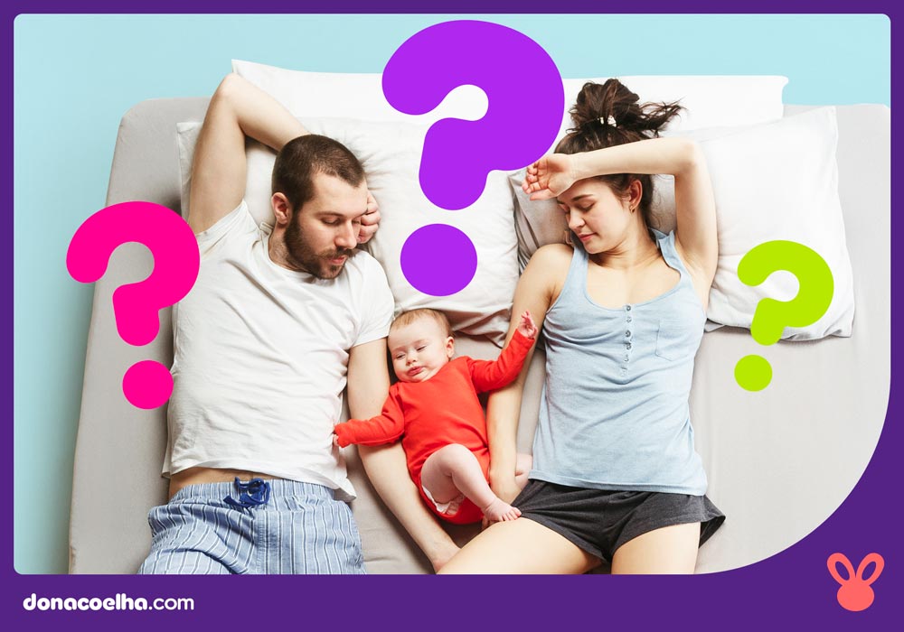 casal na cama com bebê no meio e cara de dúvida