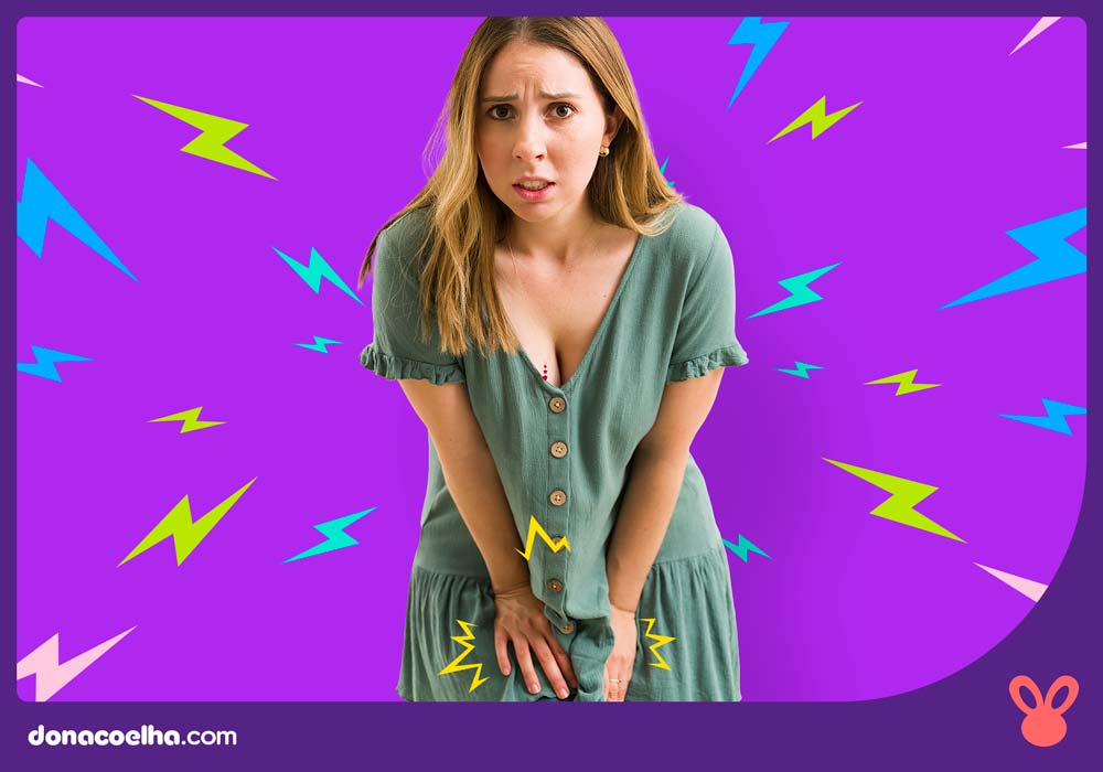 mulher com mão da região do quadril e cara de dor por causa do clitóris