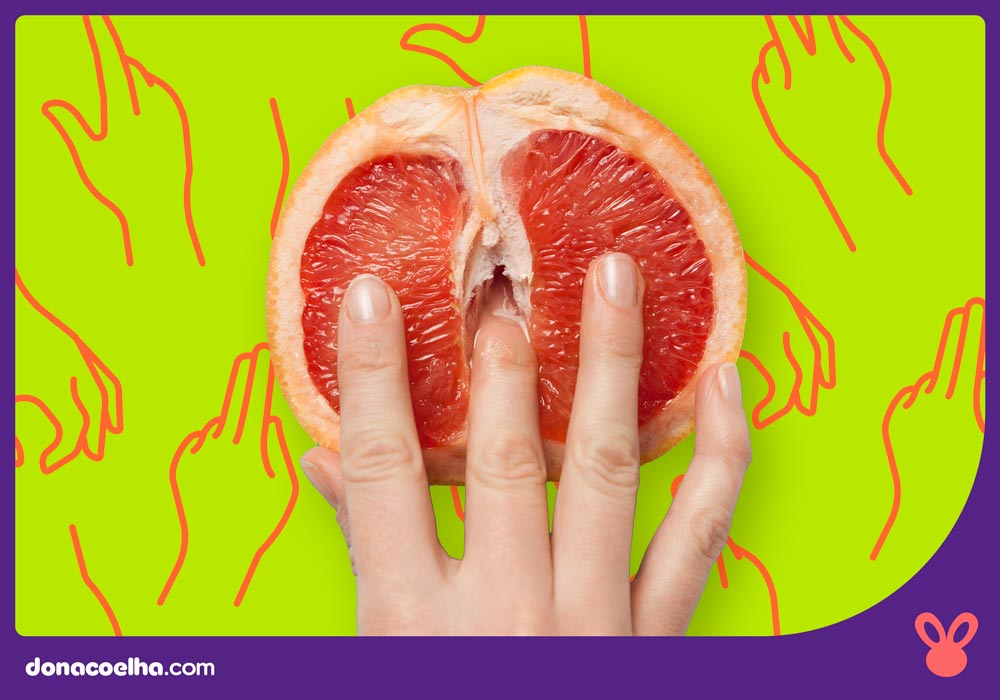 mão dedando uma toranja