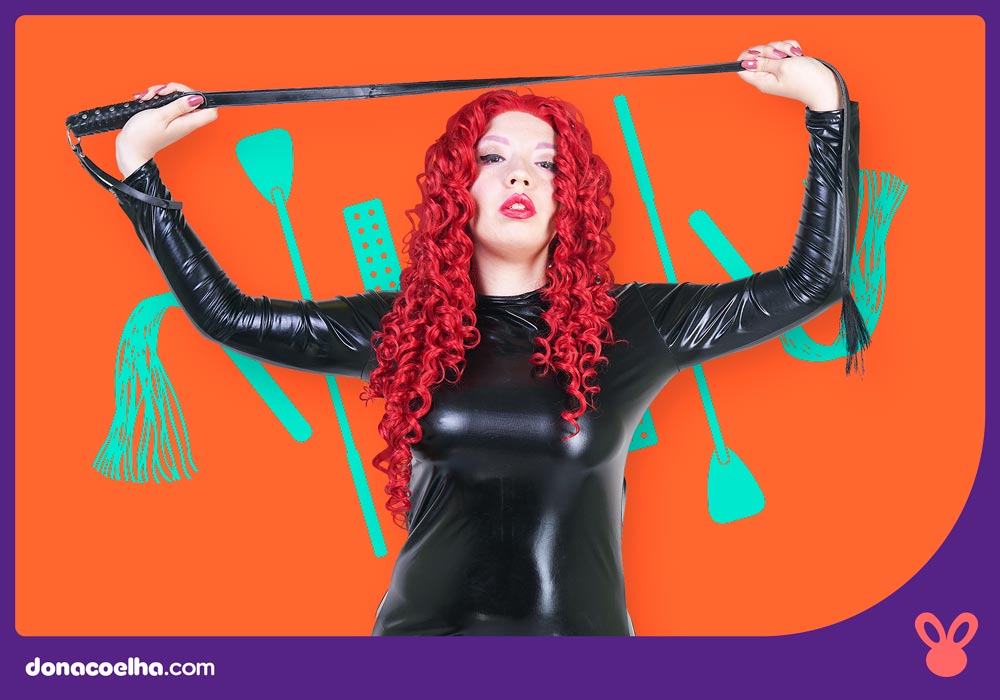 mulher dominatrix com roupa preta e chicote