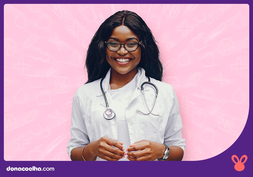 médica ginecologista sorrindo