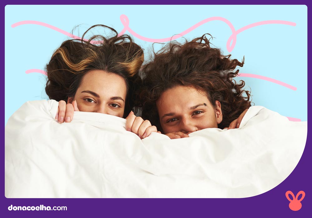 casal debaixo da coberta