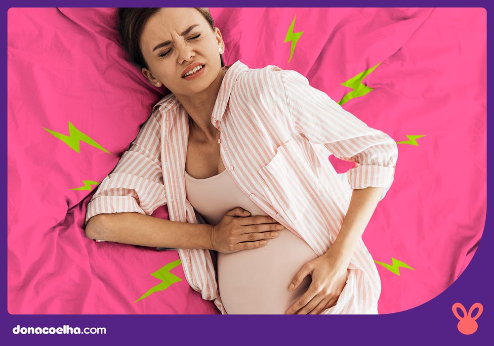 mulher grávida deitada com dor na barriga
