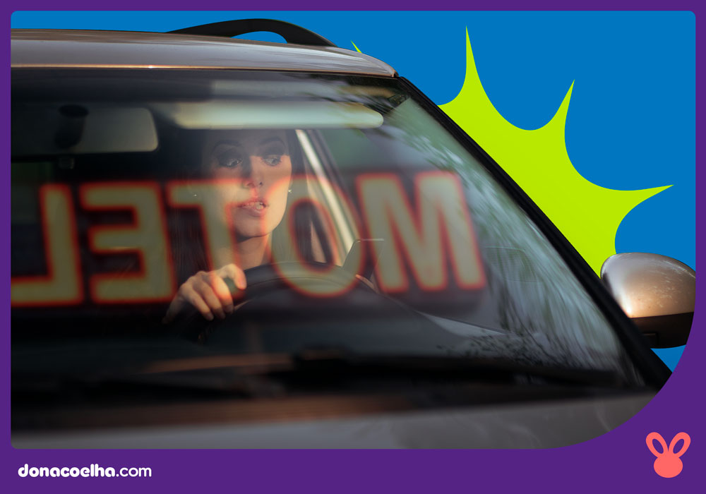 mulher dirigindo chegando ao motel pela primeira vez