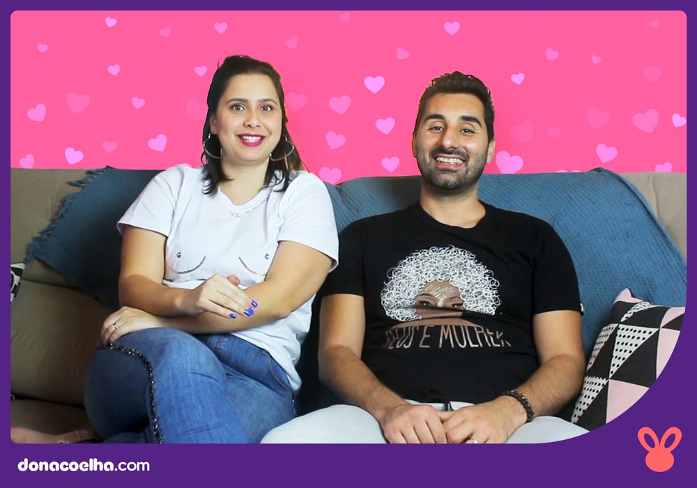 natali gutierrez e renan de paula no sofá falando sobre vida a dois