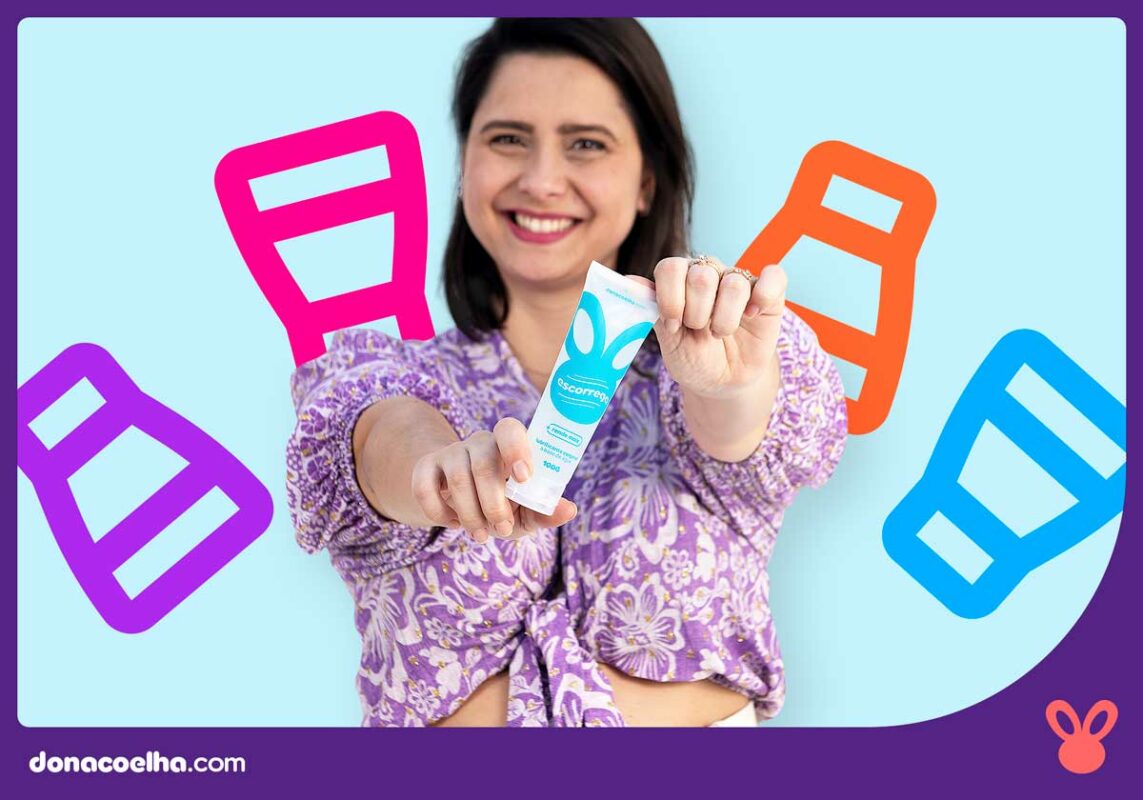 mulher segurando lubrificante íntimo