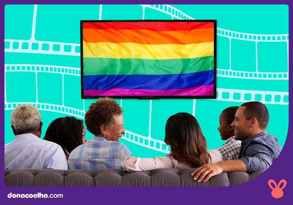 família sentada no sofá assistindo a filme lgbt