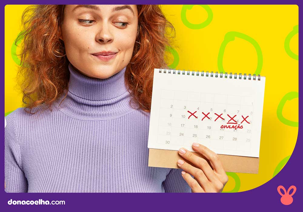 mulher segurando calendário marcando período fértil