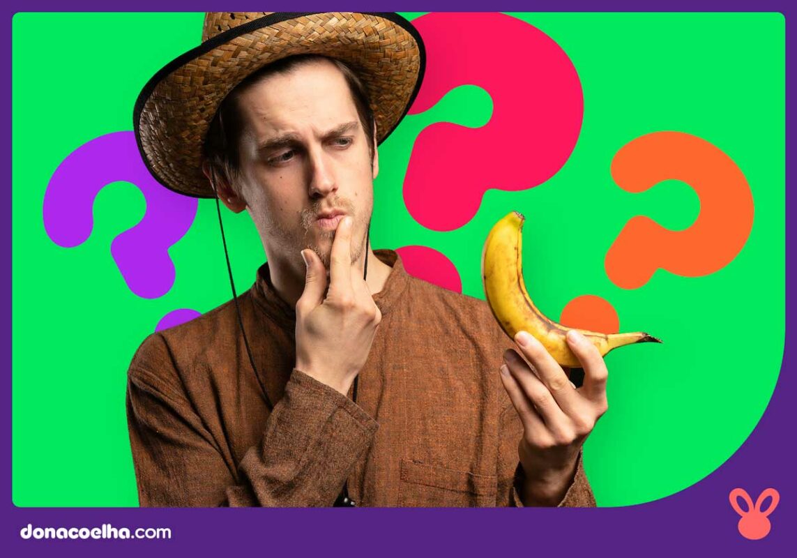homem com chapéu segurando uma banana