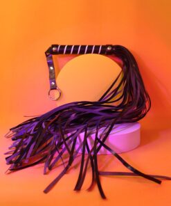 Dona Coelha Flogger 64 tiras - Linha BDSM